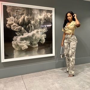 HIGH WAISTED CAMO CARGO PANTS - BEIGE